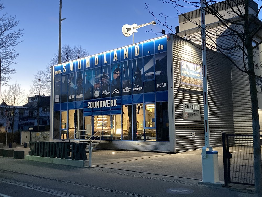 Team im Vinylkeller im Gespräch