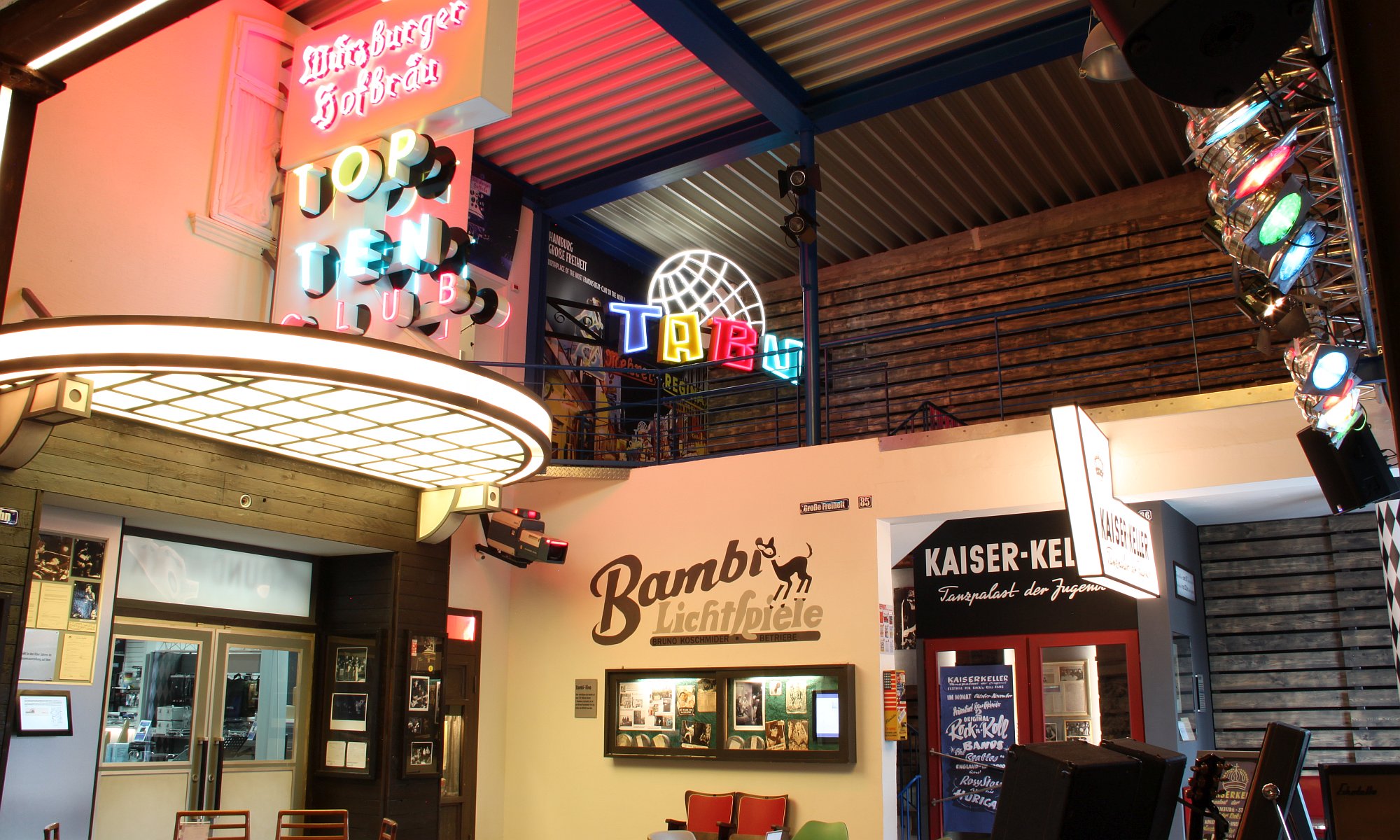 Team im Vinylkeller im Gespräch